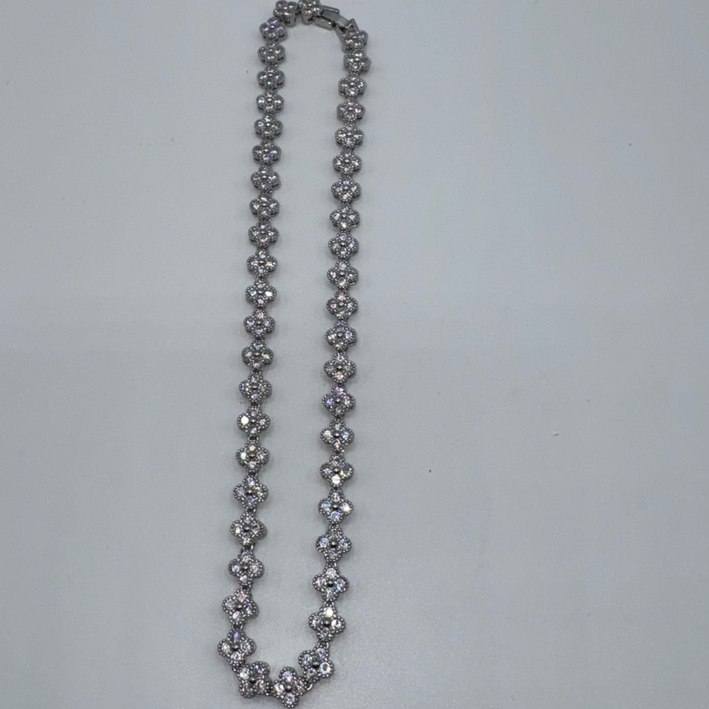 Clover Necklace - Picture 8 of 9